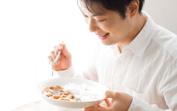 カレーを食べる男性
